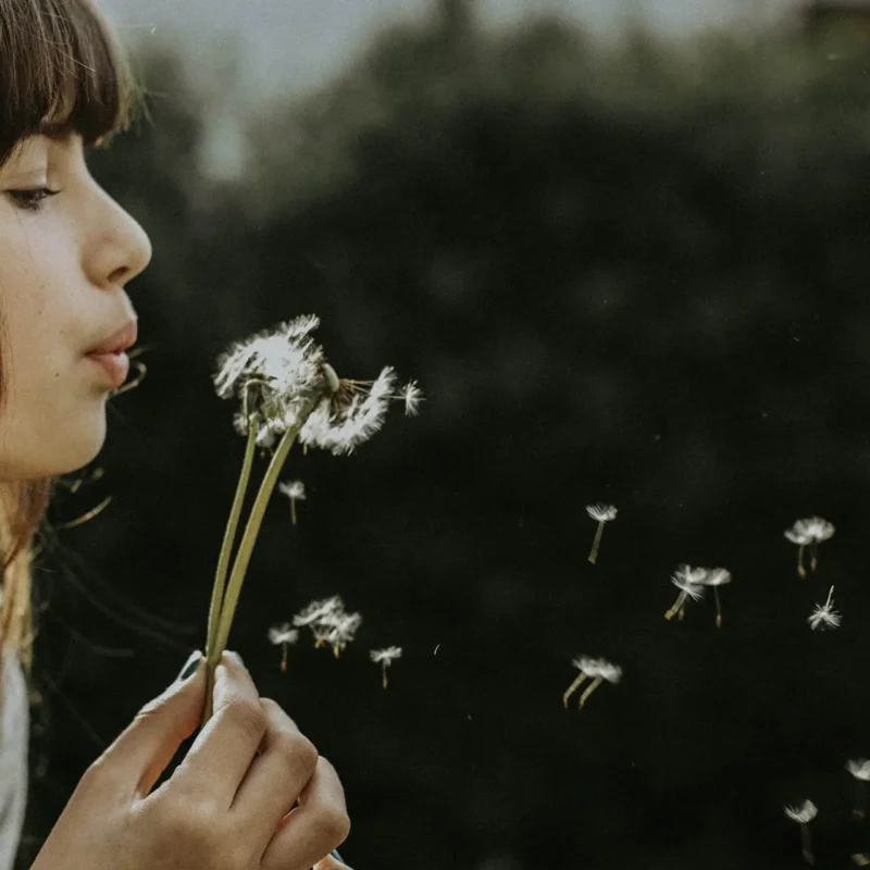 girl_with_flower